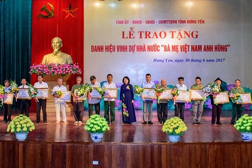 Phó Chủ tịch nước dự lễ trao tặng danh hiệu “Bà mẹ Việt Nam Anh hùng” tại Hưng Yên  - ảnh 1