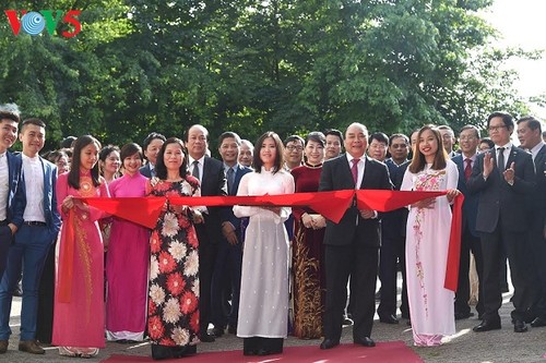 Thủ tướng Nguyễn Xuân Phúc gặp gỡ cộng đồng người Việt tại Hà Lan - ảnh 2