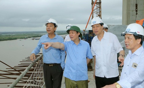 Phó Thủ tướng Vương Đình Huệ thị sát dự án BOT cầu Bạch Đằng - ảnh 1