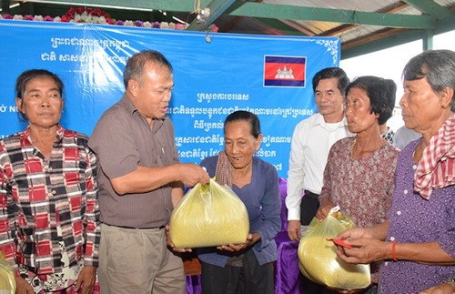 Nghĩa tình Việt Nam với người dân vùng Biển Hồ Campuchia  - ảnh 2
