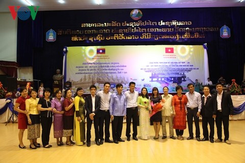 Cựu lưu học sinh Việt Nam tri ân các thầy cô giáo Lào  - ảnh 2
