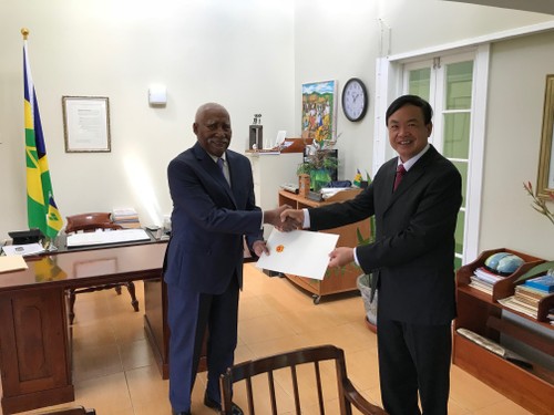 Đại sứ Việt Nam Đào Thành Chung trình Quốc thư tại Saint Vincent và Grenadines - ảnh 1