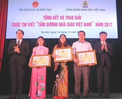 Trao giải cuộc thi viết “Tấm gương Nhà giáo Việt Nam” năm 2017  - ảnh 1