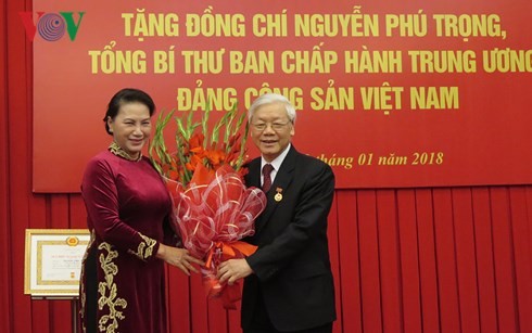 Tổng Bí thư Nguyễn Phú Trọng nhận Huy hiệu 50 năm tuổi Đảng - ảnh 4