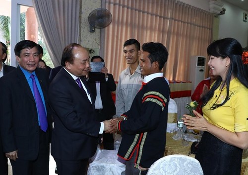 Thủ tướng Nguyễn Xuân Phúc trao quà Tết cho người nghèo và công nhân lao động tại Đắc Lắk - ảnh 1