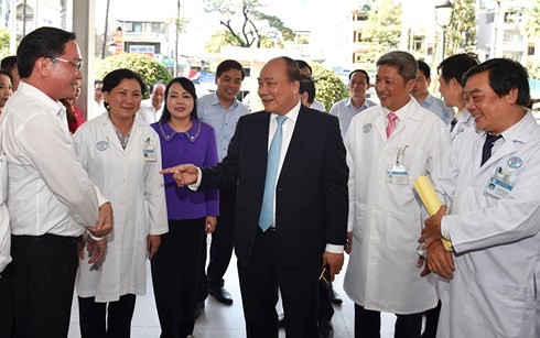 Thủ tướng Nguyễn Xuân Phúc thăm và làm việc tại Bệnh viện Chợ Rẫy - ảnh 1