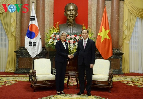 Chủ tịch nước Trần Đại Quang tiếp Bộ trưởng Ngoại giao Hàn Quốc Kang Kiêng Hoa - ảnh 1