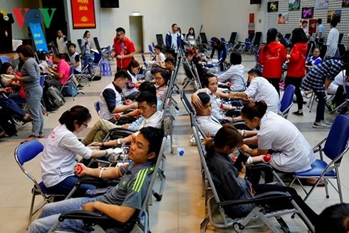 Gần 1.000 đơn vị máu thu được tại ngày đầu chính hội của Lễ hội Xuân Hồng - ảnh 1