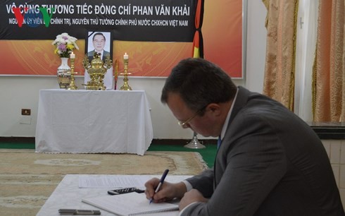 Bạn bè quốc tế, cộng đồng người Việt ở nước ngoài viếng nguyên Thủ tướng Phan Văn Khải - ảnh 4