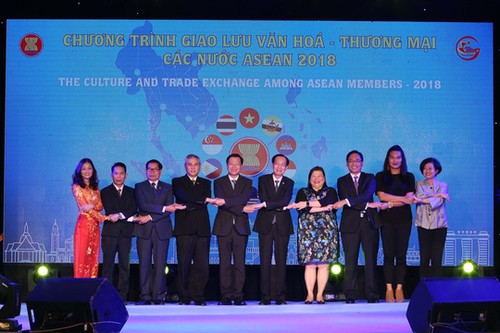  Khai mạc chương trình giao lưu Văn hóa - Thương mại các nước ASEAN 2018 - ảnh 1
