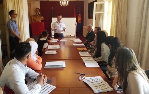 Đại sứ quán Việt Nam ở Algeria mở lớp dạy tiếng Việt  - ảnh 1