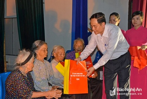 Chủ tịch UB TƯMTTQVN Trần Thanh Mẫn thăm, tặng quà các gia đình chính sách - ảnh 1