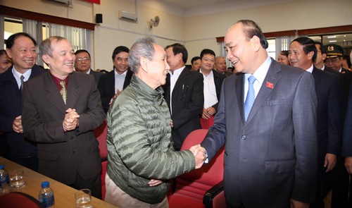Thủ tướng Nguyễn Xuân Phúc tiếp xúc cử tri sau kỳ họp Quốc hội - ảnh 1