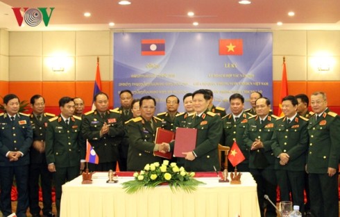 Việt Nam và Lào cam kết làm sâu sắc quan hệ quốc phòng - ảnh 1