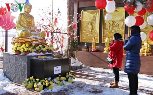 Gìn giữ phong tục đi lễ chùa đầu năm của người Việt tại CH Séc - ảnh 1