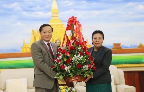 Đại sứ quán Việt Nam tại Lào chúc mừng 64 năm Ngày thành lập Đảng Nhân dân Cách mạng Lào - ảnh 1