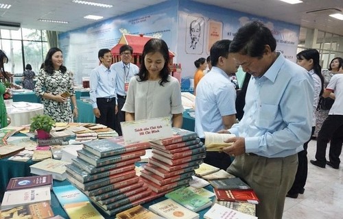 Trưng bày, giới thiệu hơn 900 cuốn sách về Chủ tịch Hồ Chí Minh - ảnh 1