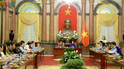 Phó Chủ tịch nước Đặng Thị Ngọc Thịnh gặp mặt Đoàn đại biểu được tặng Giải thưởng Vừ A Dính - ảnh 1