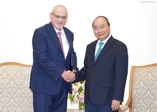 Thủ tướng Nguyễn Xuân Phúc tiếp Tổng giám đốc điều hành IFC Philippe Le Houérou, thành viên nhóm Ngân hàng Thế giới WB - ảnh 1
