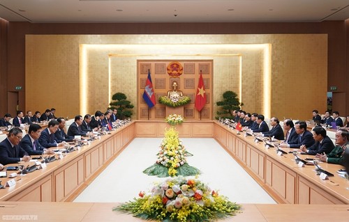  Hai Thủ tướng Việt Nam và Campuchia chứng kiến lễ ký 07 văn kiện hợp tác - ảnh 2