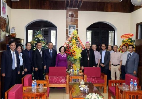 Lãnh đạo Ban Dân vận Trung ương và Mặt trận Tổ quốc thăm, chúc mừng Lễ Giáng sinh tại Đà Nẵng và Thanh Hóa - ảnh 1
