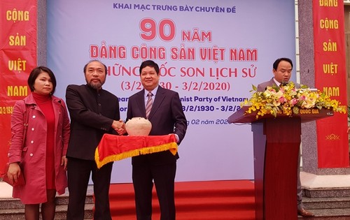 Khai mạc trưng bày “90 năm Đảng Cộng sản Việt Nam-Những mốc son lịch sử” - ảnh 2