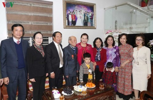 Chủ tịch Quốc hội Nguyễn Thị Kim Ngân thăm và tặng quà cho các gia đình lão thành cách mạng tại Hải Phòng   - ảnh 1