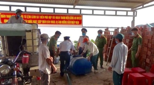 Bộ Tư lệnh Cảnh sát Biển hỗ trợ nước ngọt, khẩu trang cho bà con vùng hạn mặn Sóc Trăng - ảnh 1
