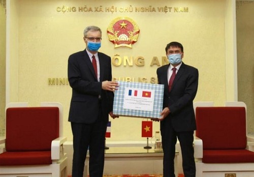 Bộ Công an trao tặng khẩu trang cho Bộ Nội vụ Pháp phòng chống dịch bệnh COVID-19 - ảnh 1