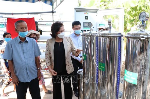 Chủ tịch Quốc hội Nguyễn Thị Kim Ngân dự bàn giao máy lọc nước cho người dân vùng hạn mặn Bến Tre - ảnh 1