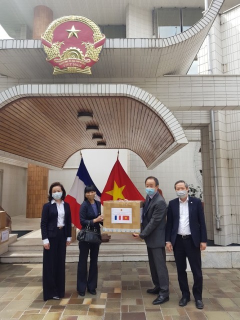 Đại sứ quán Việt Nam tại Pháp trao tặng khẩu trang cho các địa phương và tổ chức tại Pháp - ảnh 1