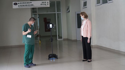 UNDP trao tặng robot giúp bác sỹ tuyến đầu chẩn đoán, điều trị bệnh từ xa - ảnh 1