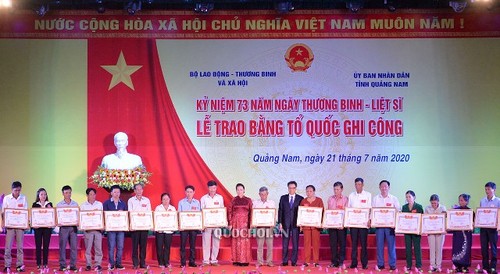 Chủ tịch Quốc hội Nguyễn Thị Kim Ngân dự Lễ trao bằng Tổ quốc ghi công - ảnh 2