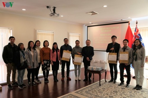 Đại sứ quán Việt Nam tại Australia trao tặng khẩu trang cho cộng đồng người Việt  - ảnh 1