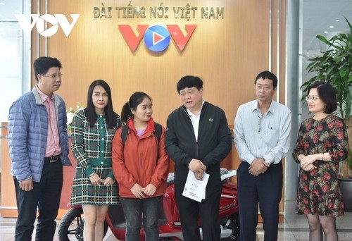 VOV trao xe máy điện của nhà tài trợ tặng sinh viên nghèo vượt khó miền Trung - ảnh 1