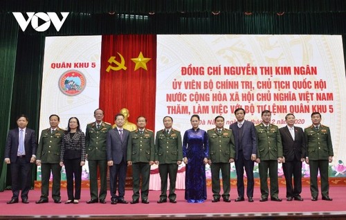 Chủ tịch Quốc hội Nguyễn Thị Kim Ngân thăm và làm việc với Bộ tư lệnh Quân khu 5 - ảnh 1