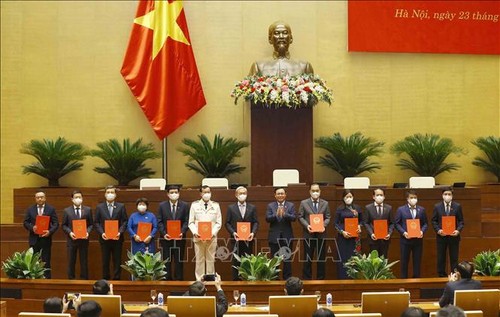 Chủ tịch Quốc hội Vương Đình Huệ trao nghị quyết về công tác cán bộ - ảnh 1