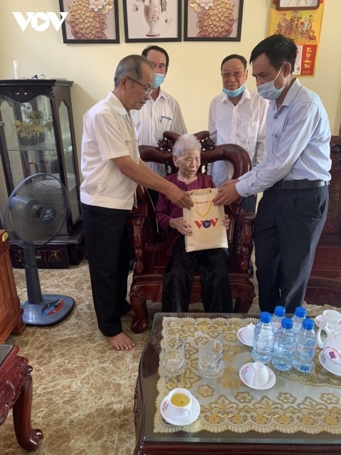 Đài tiếng nói Việt Nam trao quà ủng hộ các gia đình chính sách tại một số địa phương với tổng giá trị hơn 300 triệu đồng - ảnh 2