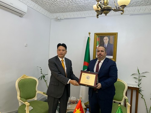 Đại sứ Việt Nam tại Algeria chào xã giao  Tổng Thư ký đảng Mặt trận Giải phóng Dân tộc Algeria - ảnh 2