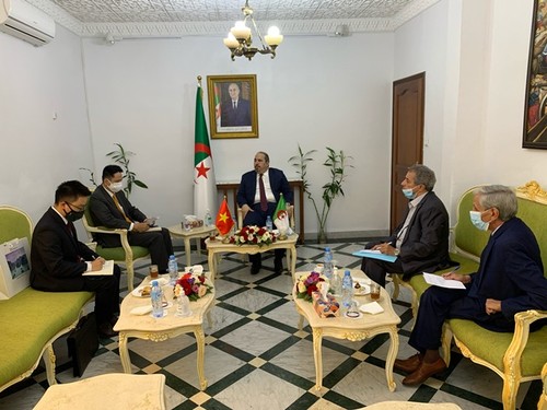 Đại sứ Việt Nam tại Algeria chào xã giao  Tổng Thư ký đảng Mặt trận Giải phóng Dân tộc Algeria - ảnh 3