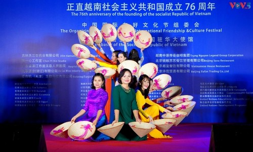 Giao lưu văn hóa nhân dịp Quốc khánh tại Trung Quốc - ảnh 1