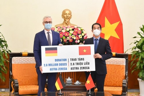 Tiếp nhận 2,6 triệu liều vaccine AstraZeneca phòng COVID-19 do Chính phủ Đức viện trợ cho Việt Nam - ảnh 1