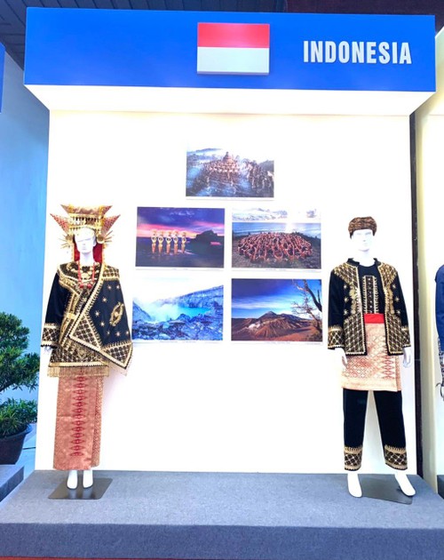 Triển lãm trang phục truyền thống các nước ASEAN - ảnh 2