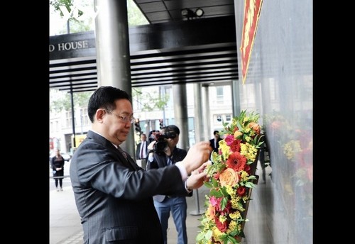 Chủ tịch Quốc hội dâng hoa tưởng niệm Chủ tịch Hồ Chí Minh tại Thủ đô London, Vương quốc Anh - ảnh 1
