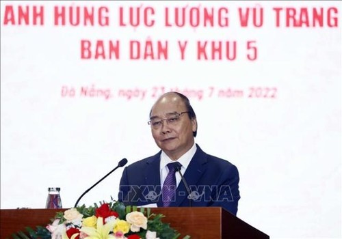 Chủ tịch nước Nguyễn Xuân Phúc trao tặng danh hiệu Anh hùng Lực lượng vũ trang nhân dân cho Ban Dân y Khu 5 - ảnh 1