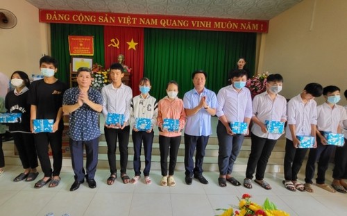 Cơ quan thường trú VOV tại Khu vực Đồng bằng Sông Cửu Long thăm, tặng quà cho học sinh nghèo, có hoàn cảnh khó khăn - ảnh 1