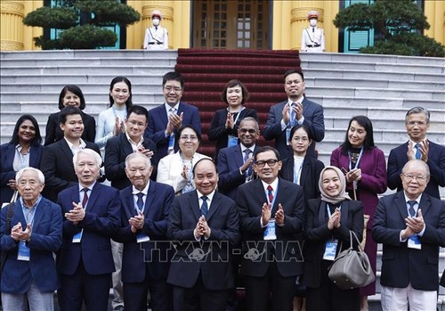 Chủ tịch nước Nguyễn Xuân Phúc tiếp đoàn đại biểu các nhà khoa học kinh tế ASEAN - ảnh 2