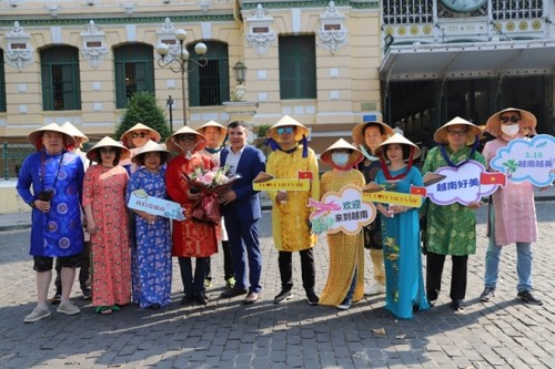 Đoàn du khách đầu tiên của Trung Quốc đến du lịch thành phố Hồ Chí Minh  sau đại dịch COVID-19  - ảnh 1