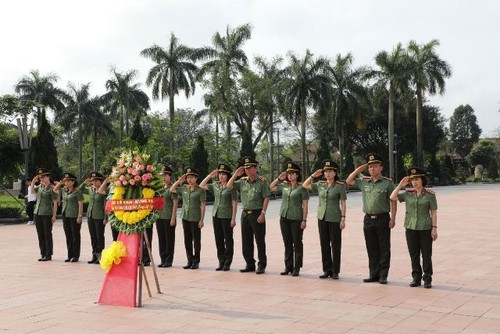 Đoàn đại biểu Cục Đối ngoại (Bộ công an) tri ân các anh hùng liệt sĩ tại tỉnh Quảng Trị - ảnh 1