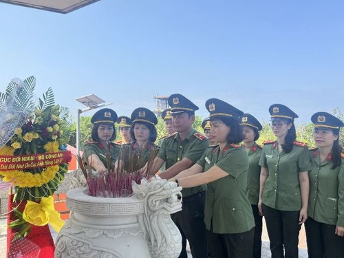 Đoàn đại biểu Cục Đối ngoại (Bộ công an) tri ân các anh hùng liệt sĩ tại tỉnh Quảng Trị - ảnh 2